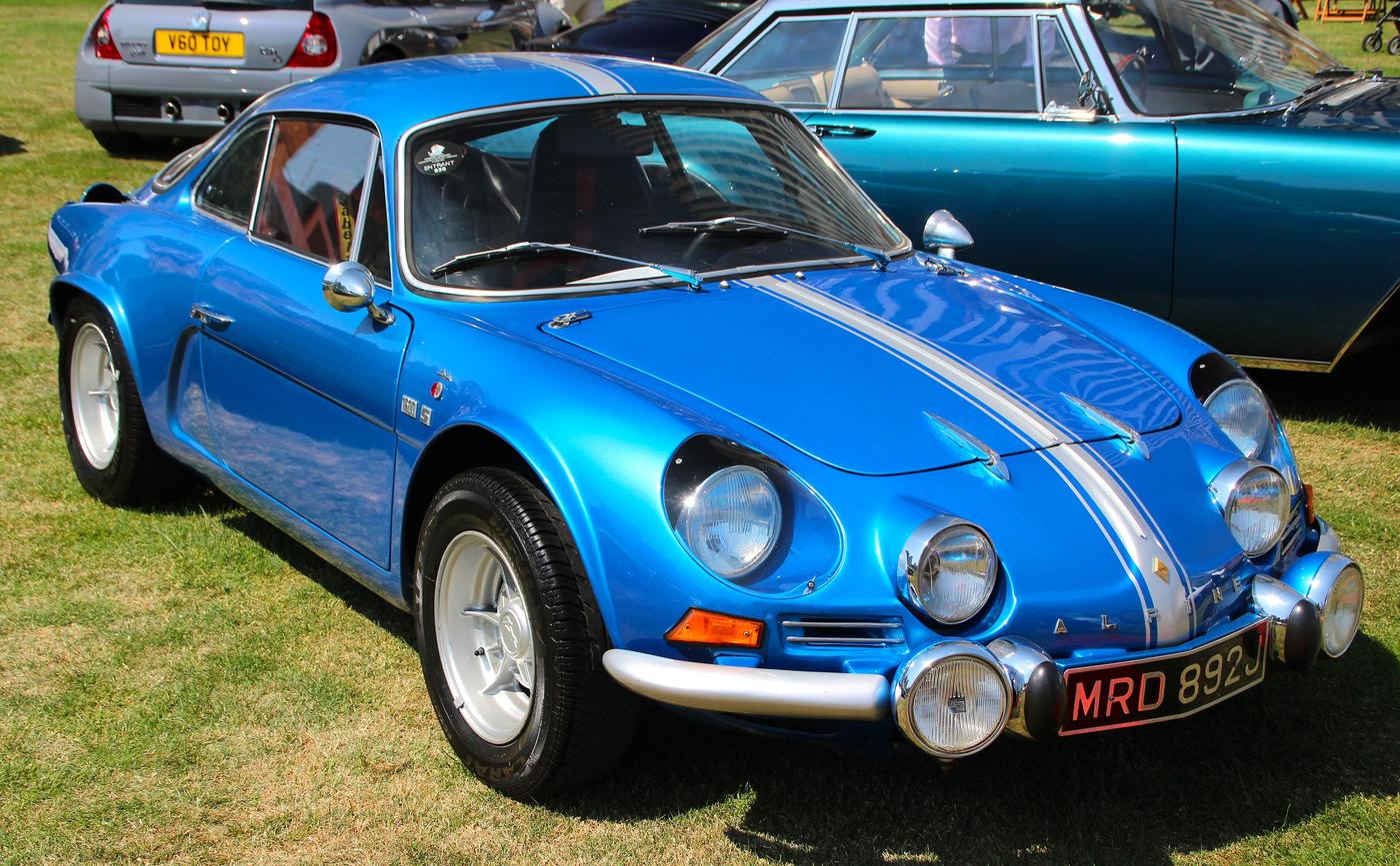 Klasyczne Alpine A110 1600 S z 1971 roku na trawie w czasie zlotu pojazdów zabytkowych