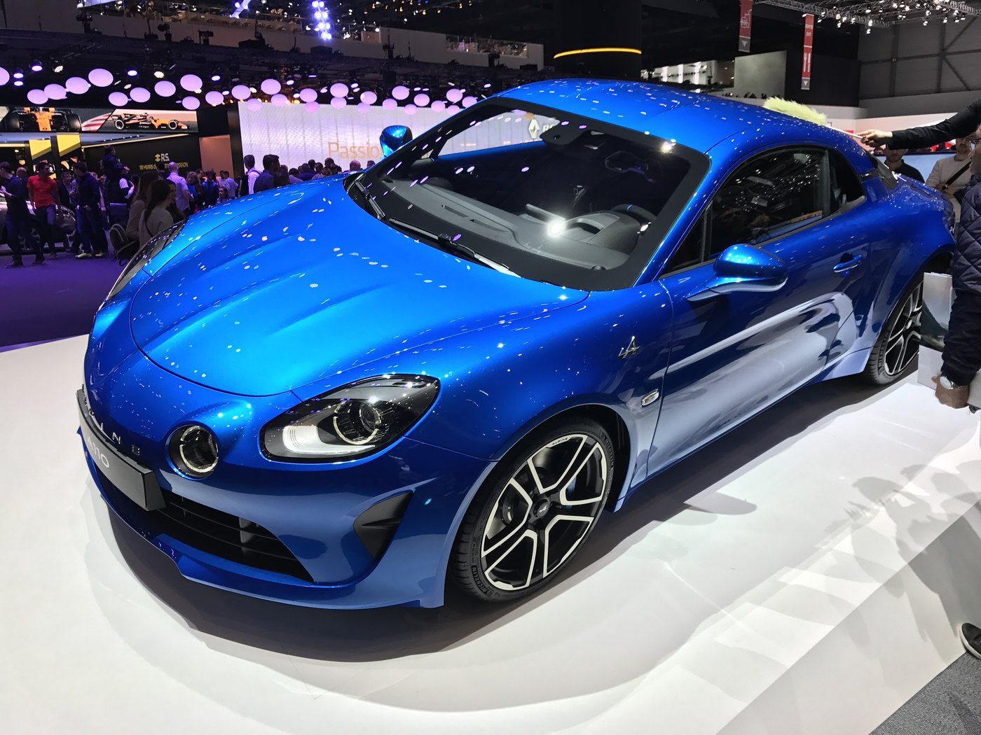 Alpine A110, spalinowy poprzednik zapowiadanego elektrycznego coupe, na wystawie samochodowej
