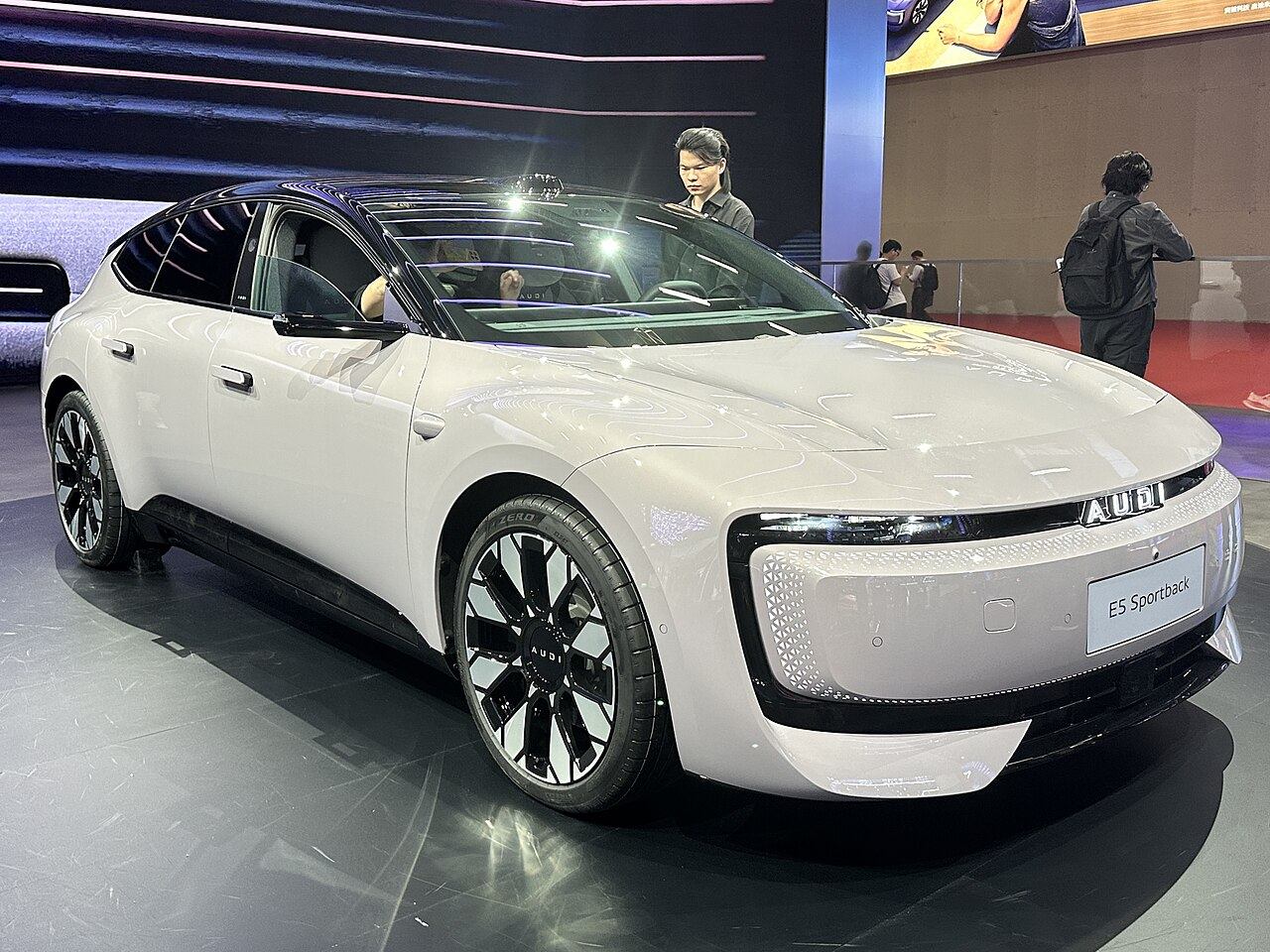 Biały AUDI E5 Sportback, elektryczny liftback marki AUDI stworzonej z SAIC, widok z przedniego narożnika