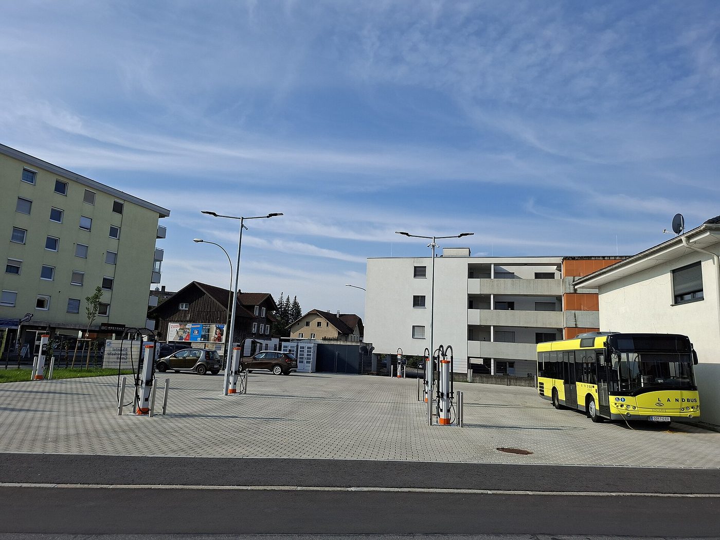 Ilustracja: stanowiska ładowania autobusów na placu dworcowym w Lustenau w Austrii