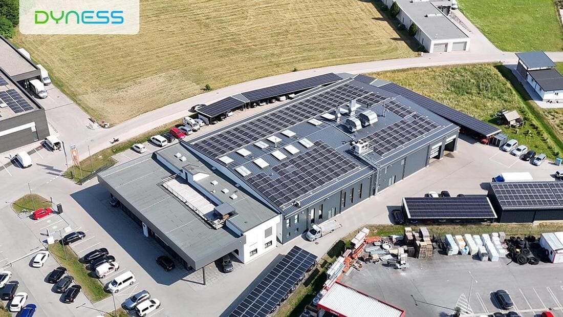 Budynki salonu i warsztatu Volkswagena Autohaus Almtal z panelami fotowoltaicznymi na dachach i carportach