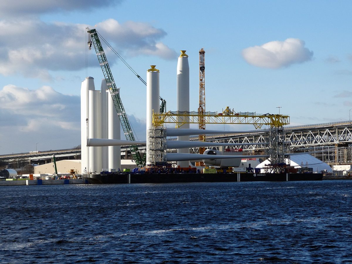 Revolution Wind: barka z elementami turbin wiatrowych w porcie New London
