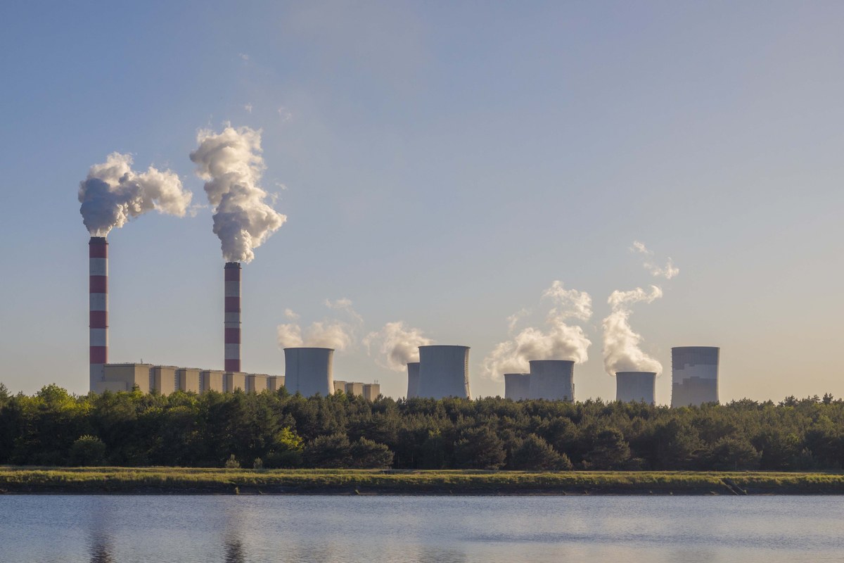 Elektrownia Bełchatów widziana znad zbiornika Słok - duza elektrownia weglowa objeta systemem ETS