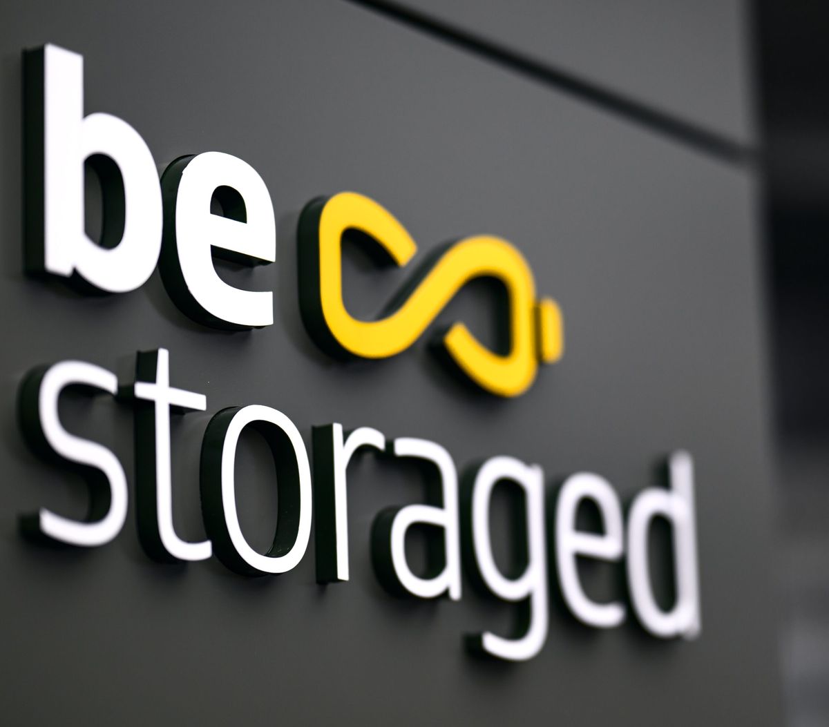 Logo be.storaged na ścianie siedziby spółki