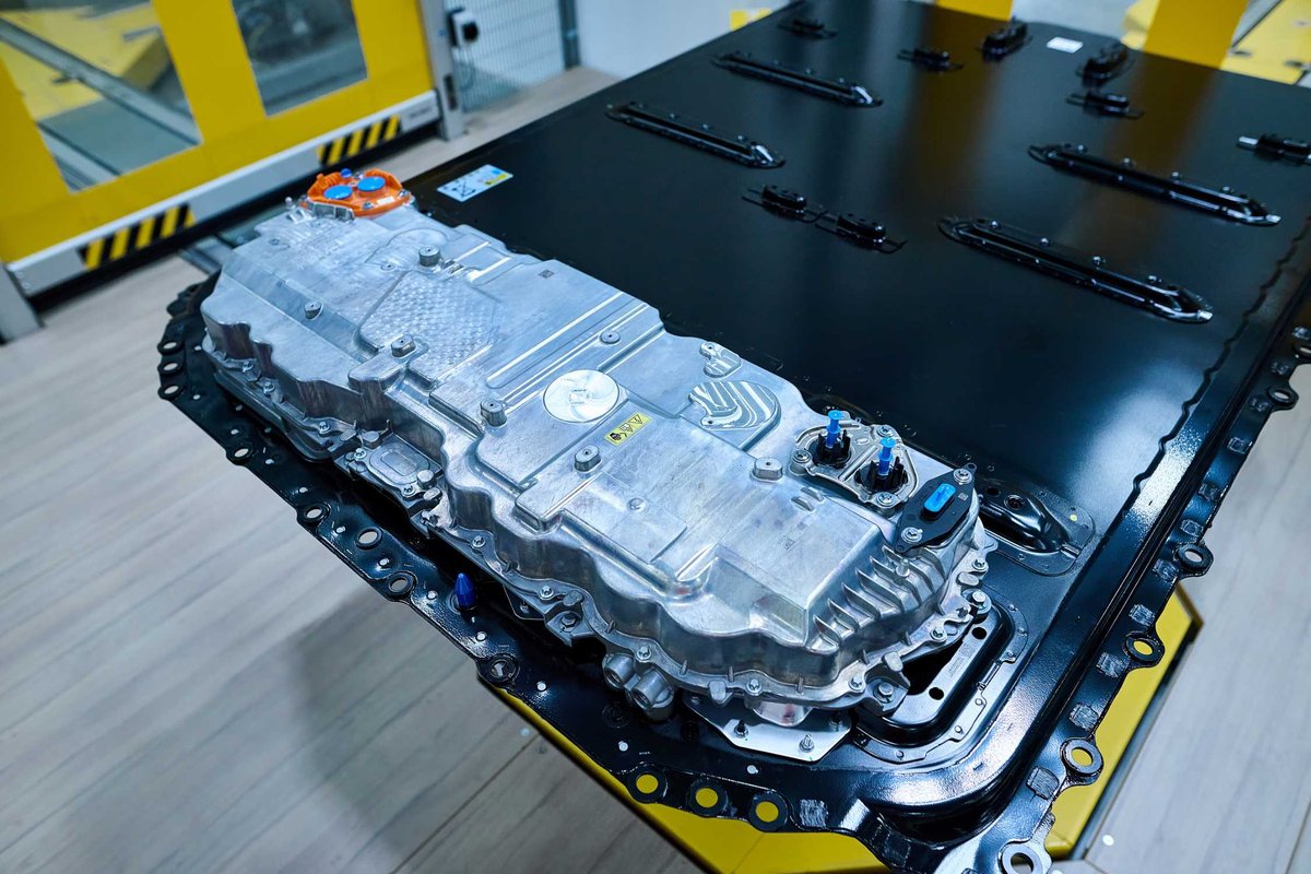 Moduł Energy Master z oznaczeniem 800 V zamontowany na baterii BMW Gen6