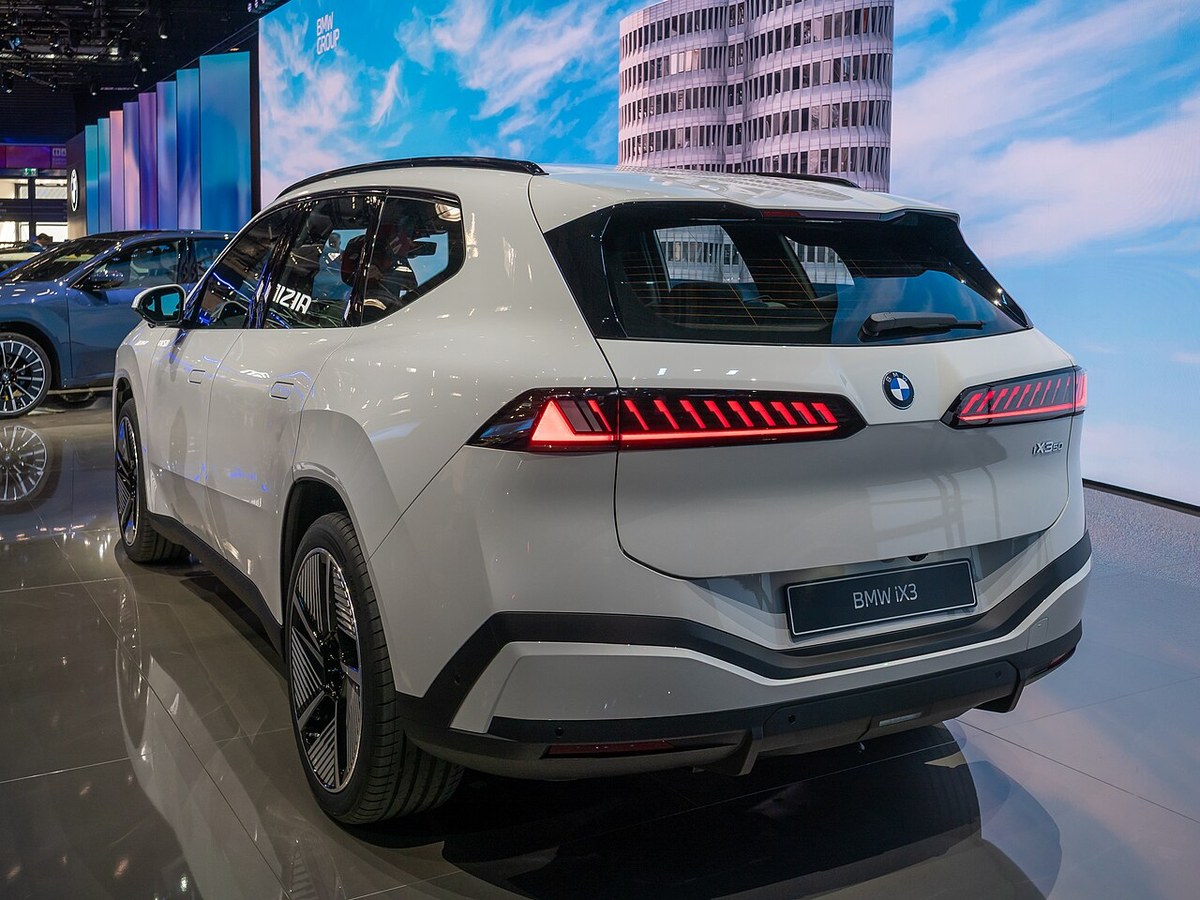 BMW iX3 50 – elektryczny SUV na wystawie IAA Summit 2025