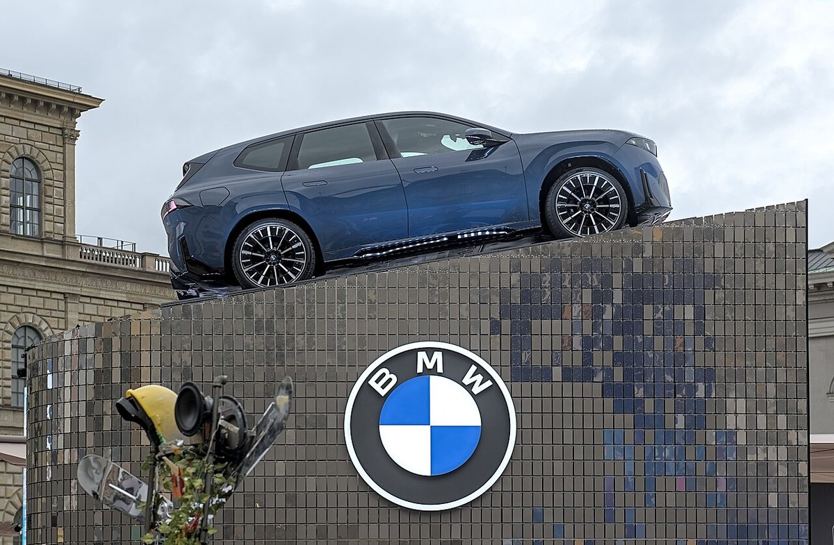 BMW iX3 NA5 widziany z tyłu podczas targów IAA 2025