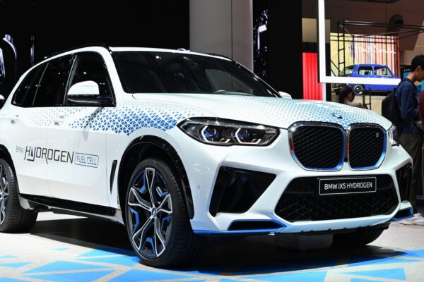 BMW iX5 Hydrogen bliżej serii. Trzecia generacja ogniw paliwowych w montażu