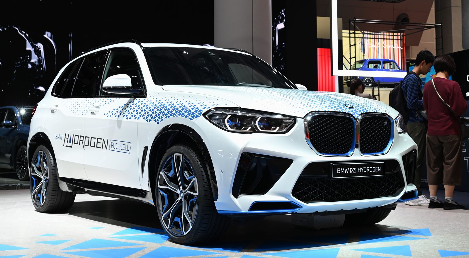 BMW iX5 Hydrogen – wodorowy SUV z ogniwem paliwowym na ekspozycji