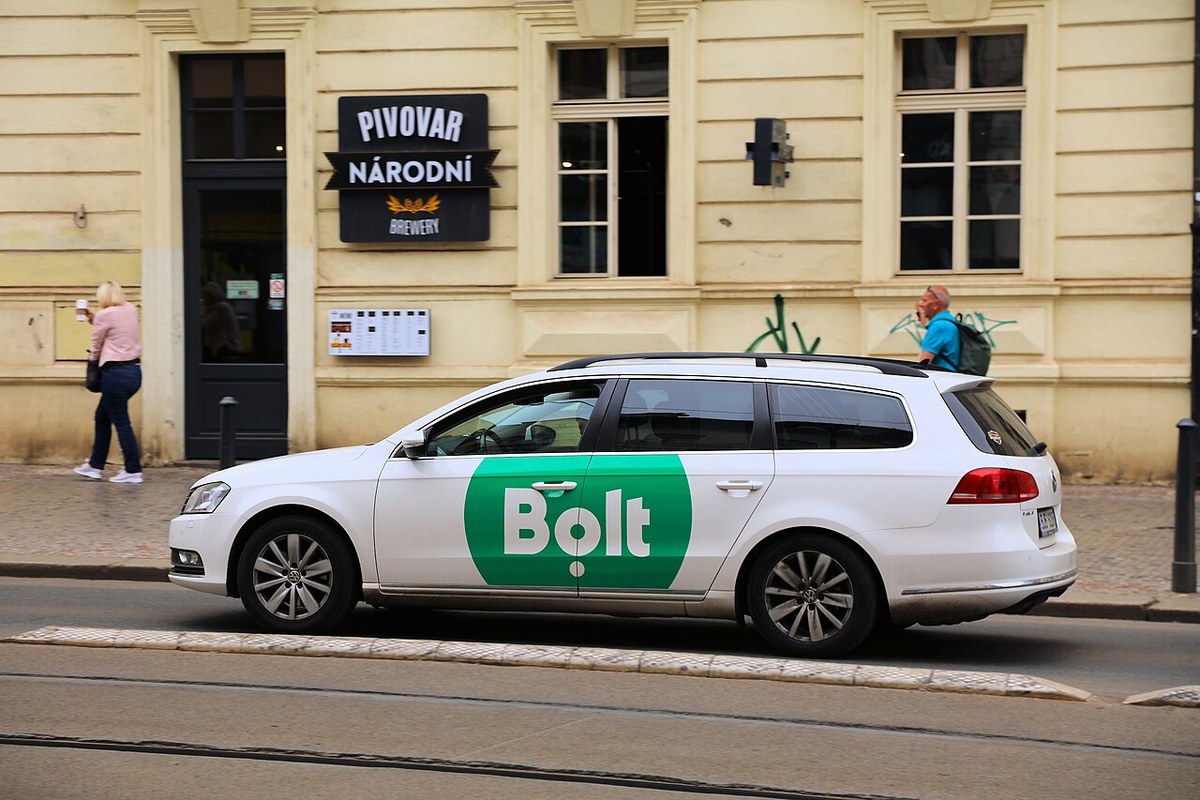Samochód z oznakowaniem Bolt na ulicy w Pradze