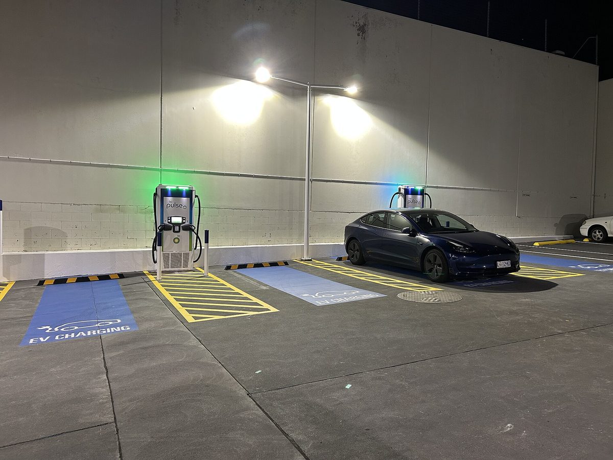 Samochód elektryczny podczas ładowania na stanowisku bp pulse