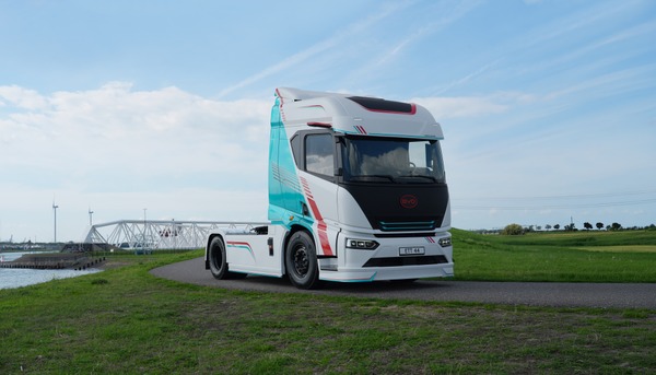 BYD ETT 44 elektryczny ciągnik siodłowy z naczepą na tle farmy wiatrowej