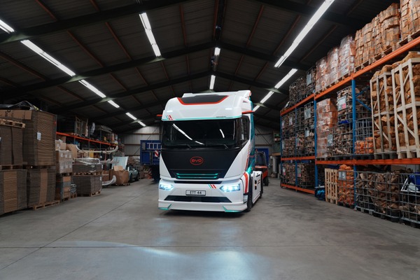 BYD ETT 44, elektryczny ciągnik siodłowy z baterią Blade 651 kWh, widok z przodu w hali
