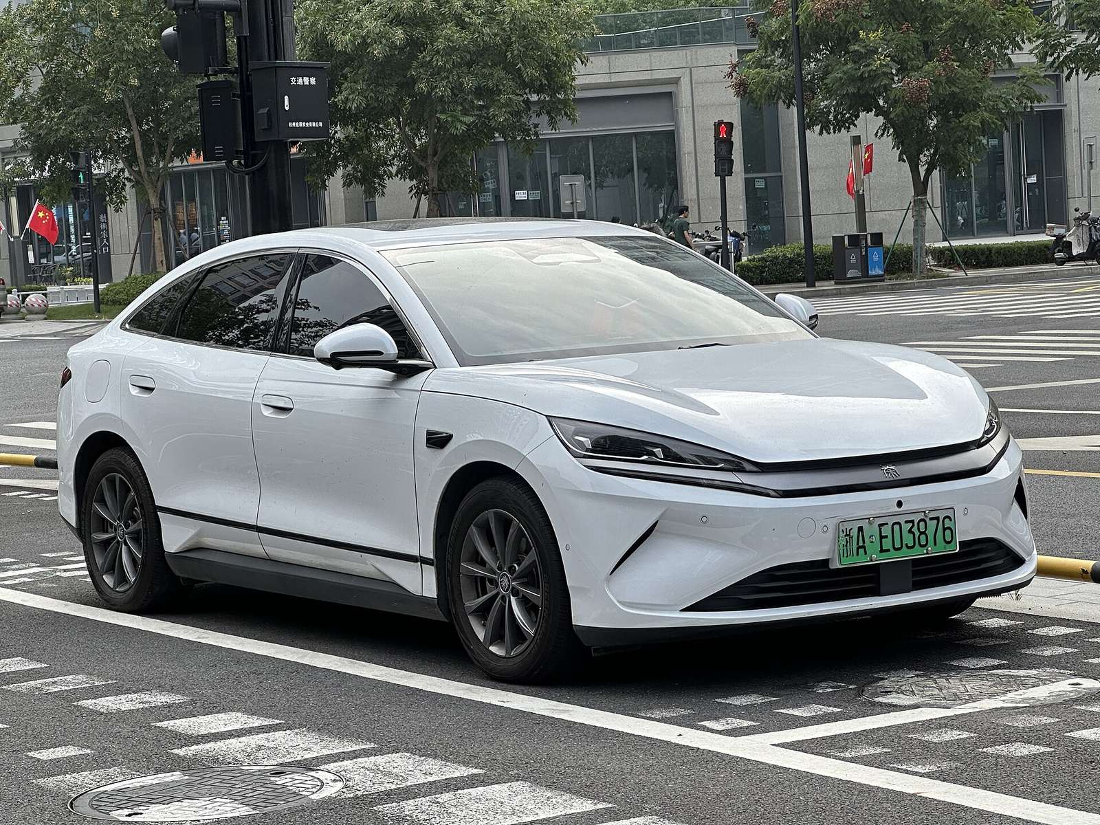 BYD Qin L EV, elektryczny sedan, zbliżenie na przednią część nadwozia
