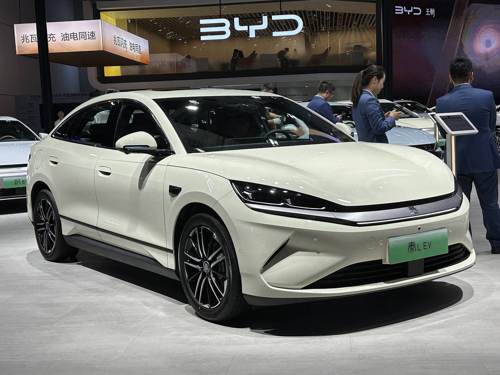 BYD Qin L EV, elektryczny sedan chińskiej marki BYD, widok z przodu