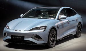 Ilustracja: elektryczny BYD Seal prezentowany na targach IAA w Monachium
