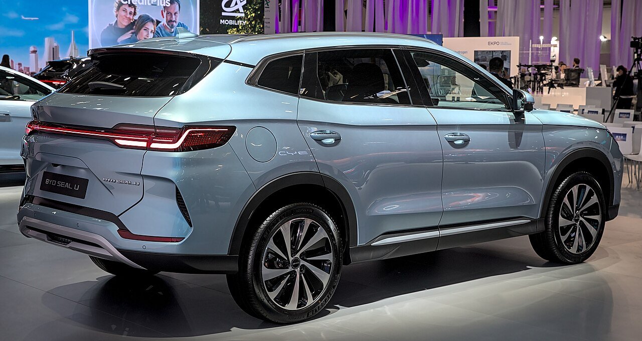 Ilustracja: elektryczny SUV BYD Seal U na ekspozycji targowej