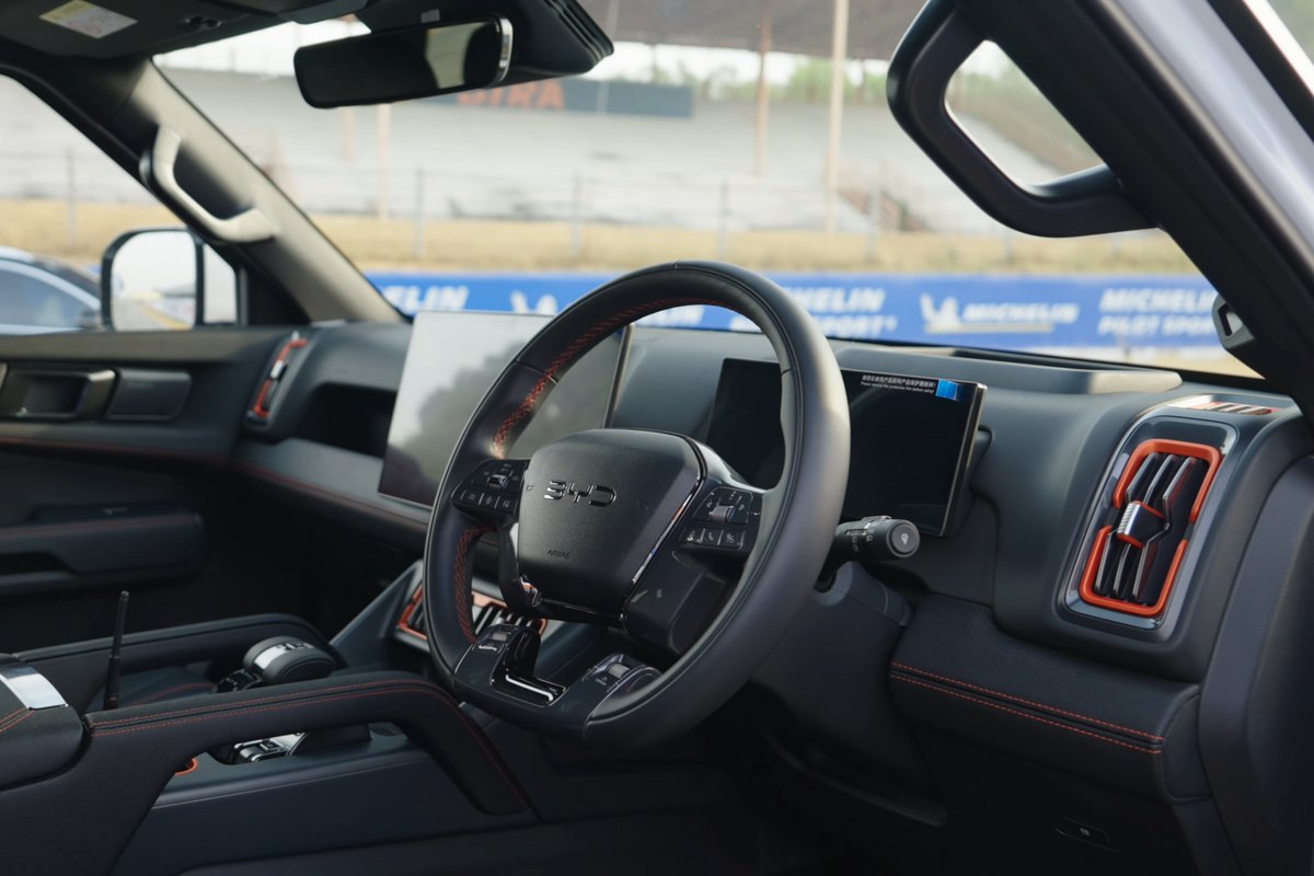 Wnętrze BYD Shark 6 z ekranem systemu multimedialnego