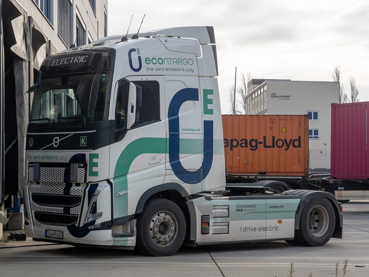 Ciągnik siodłowy Volvo FH Electric z naczepą kontenerową we Frankfurcie