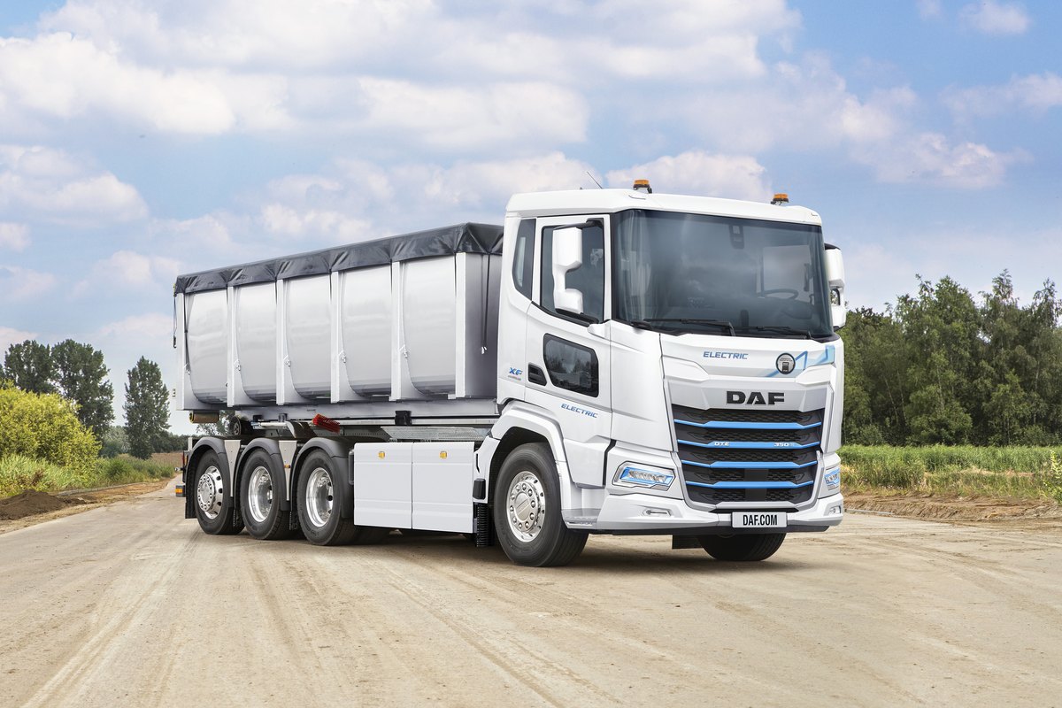 Ciężarówka DAF XF Electric z naczepą wywrotką na drodze