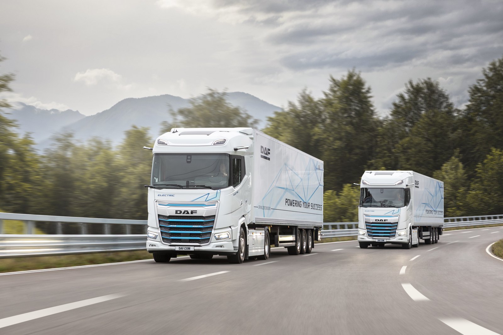 Nowe DAF XG+ Electric i DAF XG Electric z naczepami na drodze