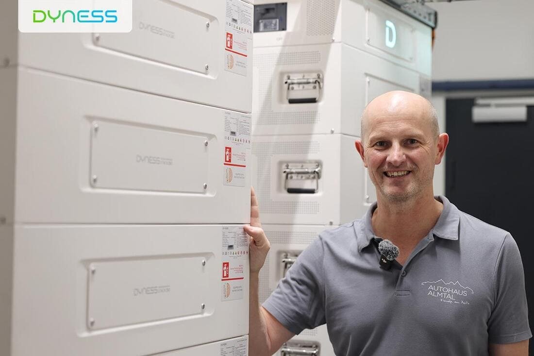 Moduły magazynu energii Dyness STACK280 w pomieszczeniu technicznym salonu Autohaus Almtal