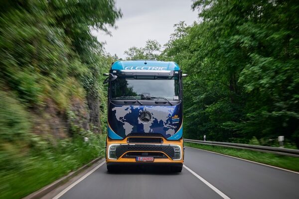 eActros 600 wyrusza dookoła świata. Ciężarówka pokona 45 tys. kilometrów