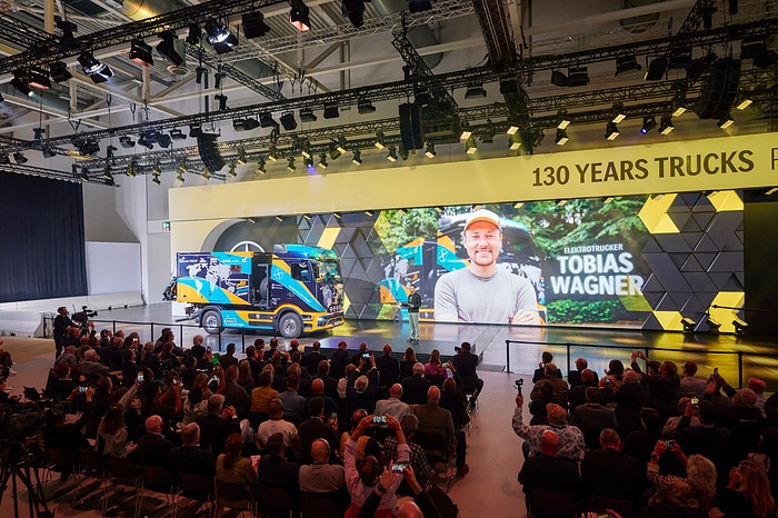 Scena targów IAA Transportation 2026 z prezentacją wyprawy eActros 600 i jubileuszem 130 lat ciężarówek Daimler Truck