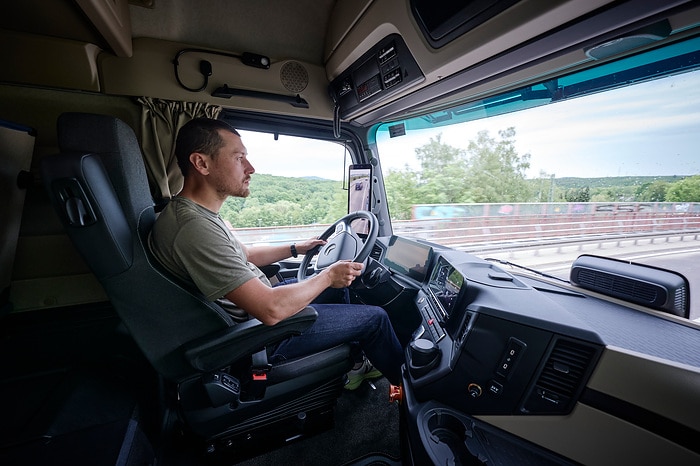 Kierowca prowadzi elektryczną ciężarówkę Mercedes-Benz eActros 600 autostradą, widok z kabiny