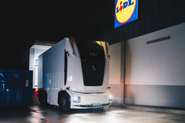 Autonomiczna ciężarówka bez kabiny wjeżdża na drogi Niemiec. Einride i Lidl startują