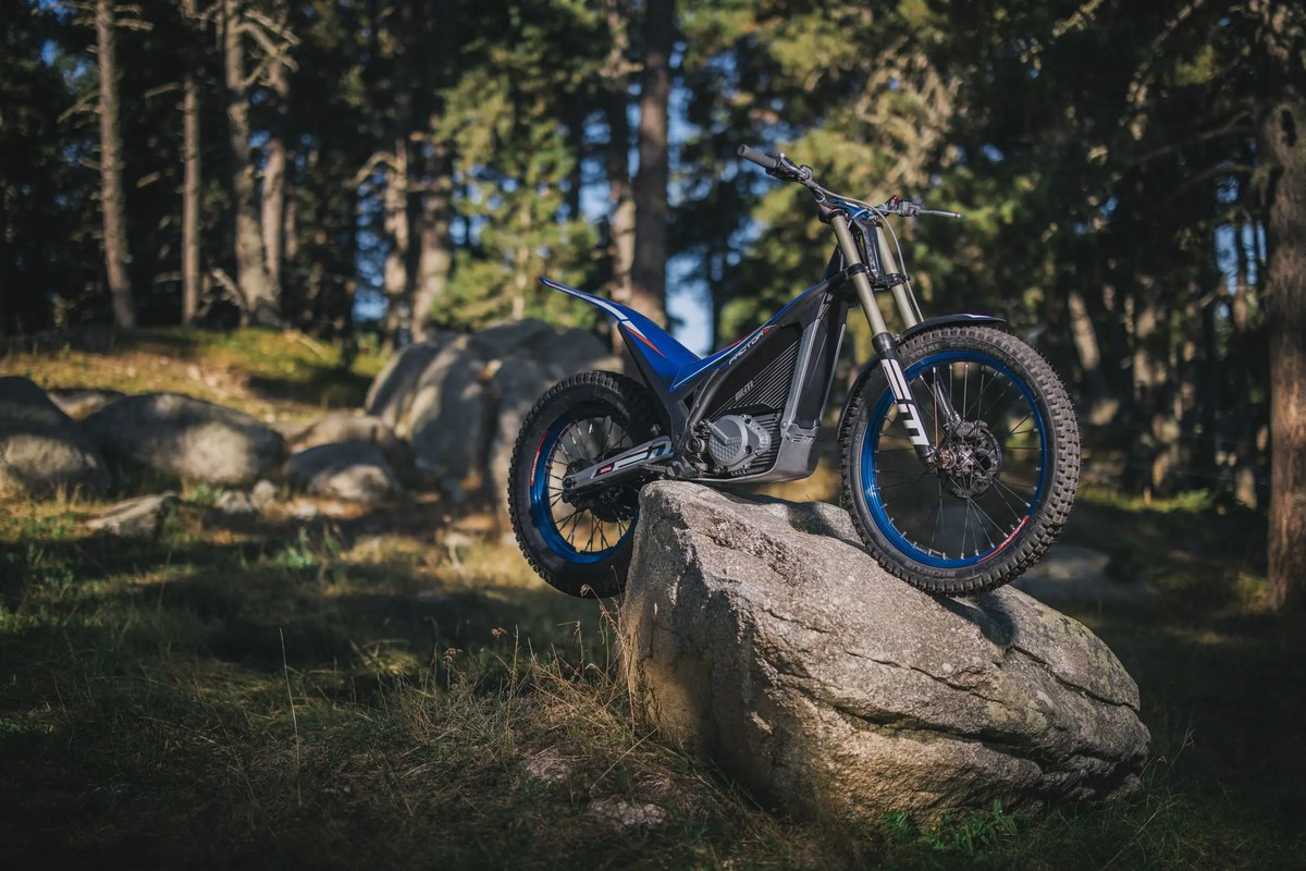 Epure Factor-e 2027 stoi na skale na leśnej polanie