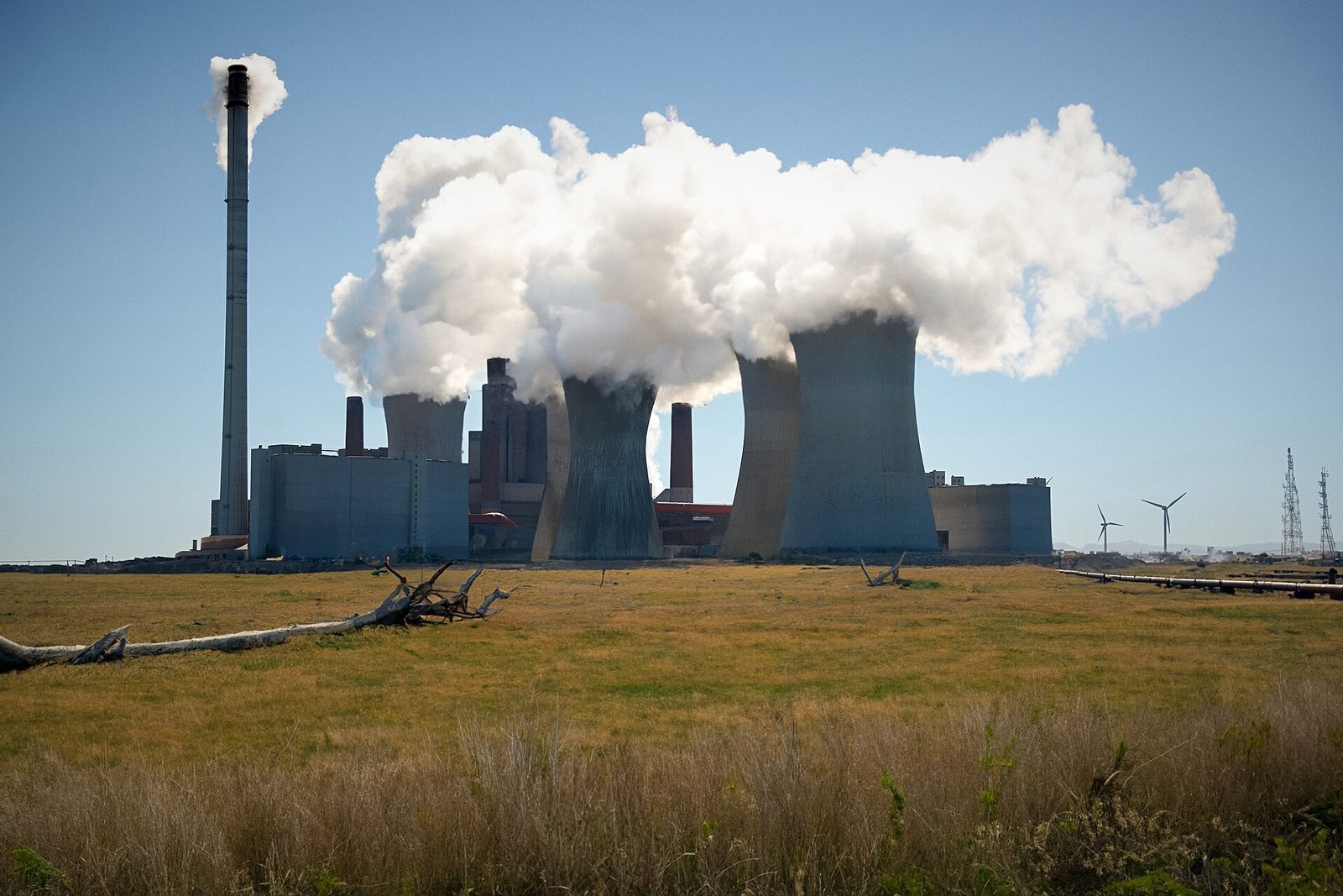 Elektrownia węglowa Neurath w Niemczech z chłodniami kominowymi i kominami