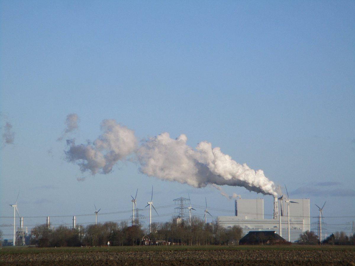 Elektrownia RWE w Eemshaven z turbinami wiatrowymi w tle