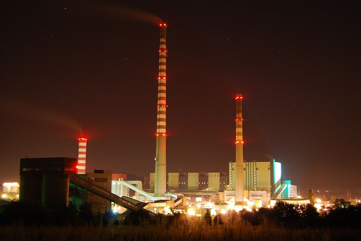 Oświetlona Elektrownia Siersza nocą, kominy i przenośnik węgla