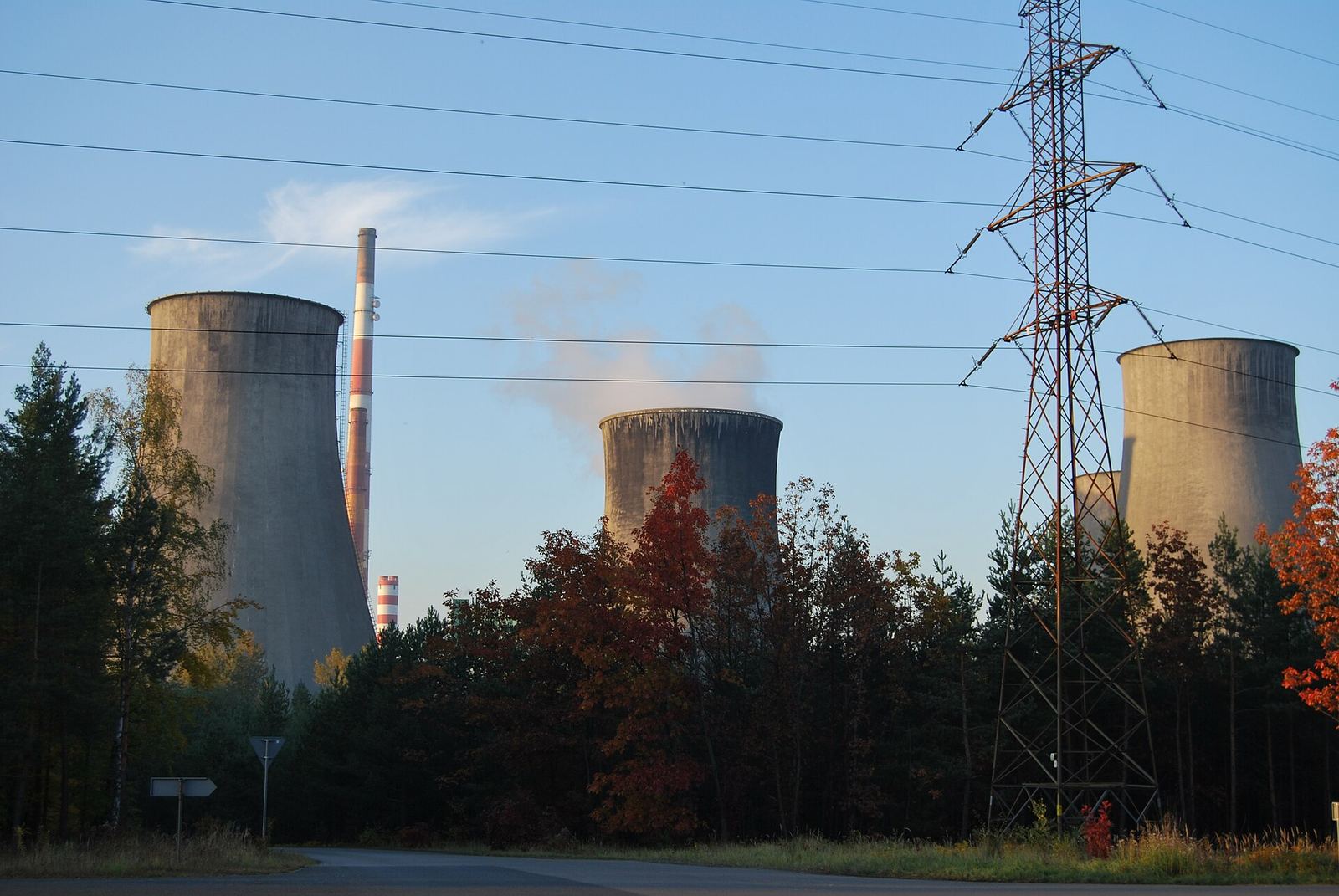 Elektrownia Siersza w Trzebini należąca do grupy TAURON, widok na chłodnie kominowe i linie energetyczne
