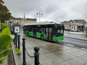 Elektryczny autobus miejski na ulicy w Polsce — ilustracja do tekstu o autobusach MG Commercial