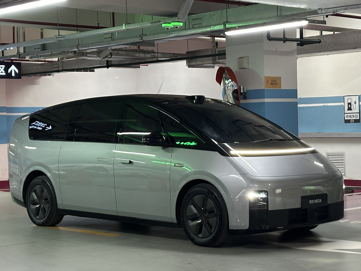 Elektryczny van rodzinny LiMEGA - model pokazany rowniez podczas turnieju w Holandii