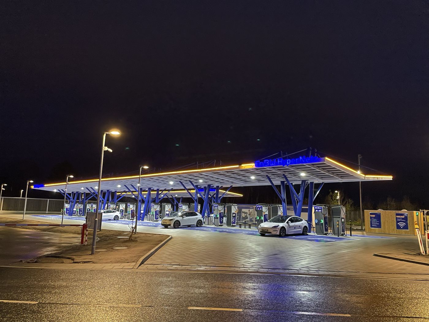Stanowiska szybkiego ładowania w parku EnBW w Kamen w Niemczech