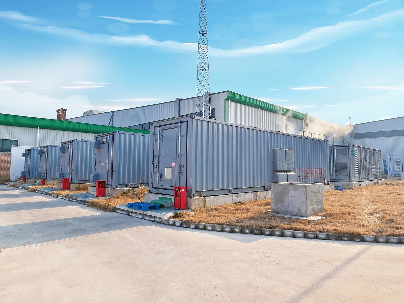 Rzędy kontenerów bateryjnych stacjonarnego magazynu energii przy zakładzie