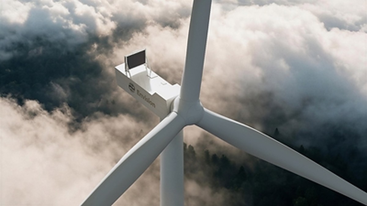 Turbina wiatrowa Envision z gondolą widoczną nad warstwą chmur