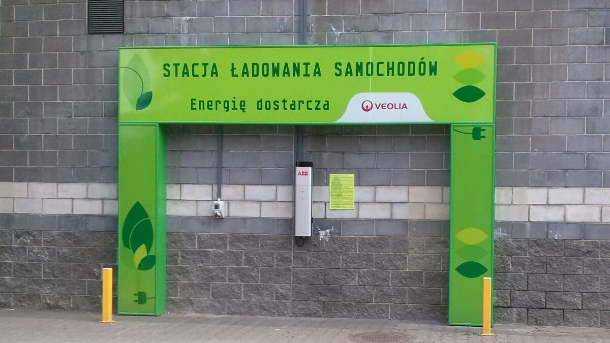 Samochody elektryczne w Polsce — stacja ładowania w Łodzi; rejestracje BEV w sierpniu 2026 r. osłabły, rynek przesuwa się ku hybrydom