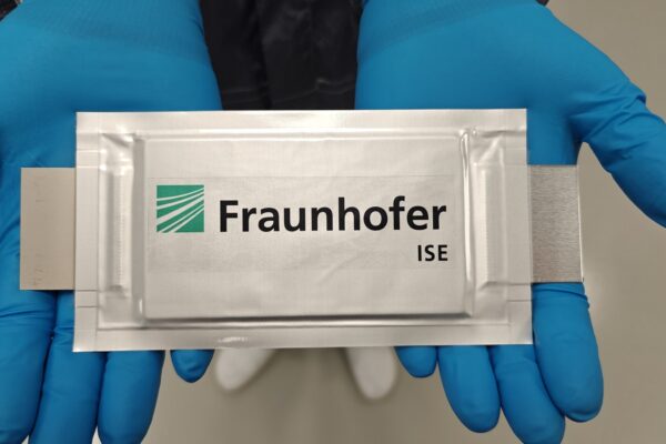 Grubsze elektrody, więcej energii. Fraunhofer ISE podnosi gęstość ogniw o 10–15 proc.