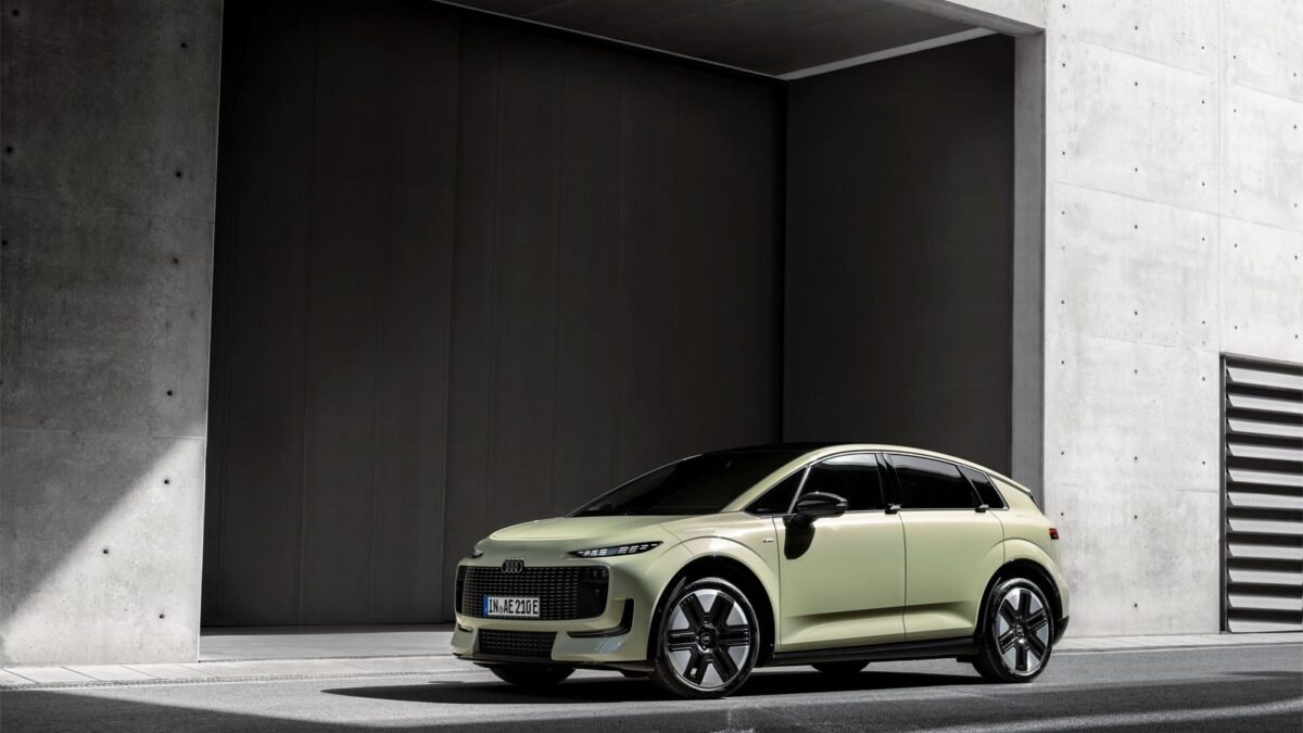 Audi A2 e-tron w kolorze pistacjowej zieleni – widok z przodu, plener