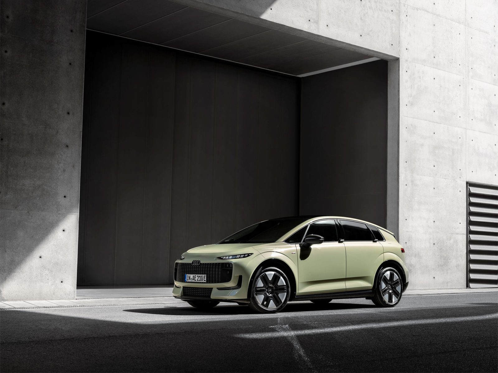 Audi A2 e-tron w kolorze pistacjowej zieleni – widok z przodu, plener