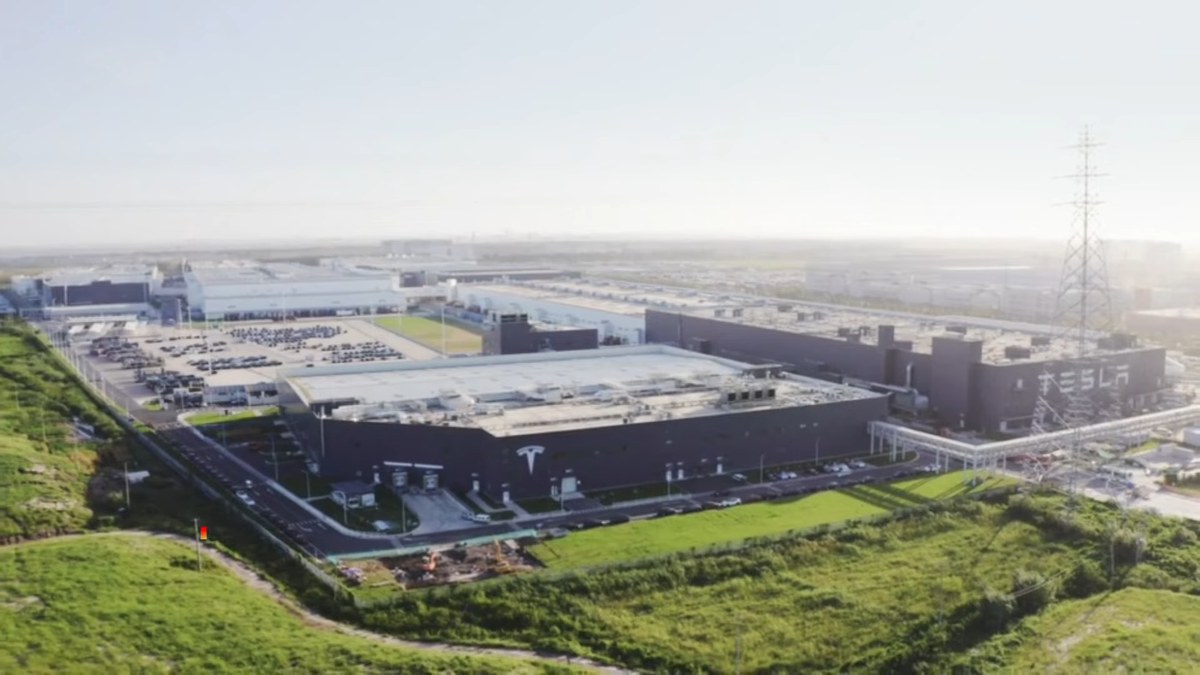 evk-e05b24c2e251e73bd911bfa1-fabryka Tesla Model Y w Chinach traci impet. Dostawy spadły trzeci miesiąc z rzędu