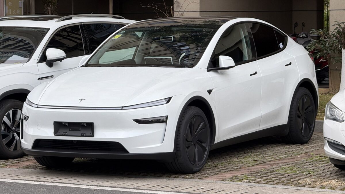 Tesla Model Y w Chinach — dostawy modelu spadły w sierpniu 2026 r. trzeci miesiąc z rzędu