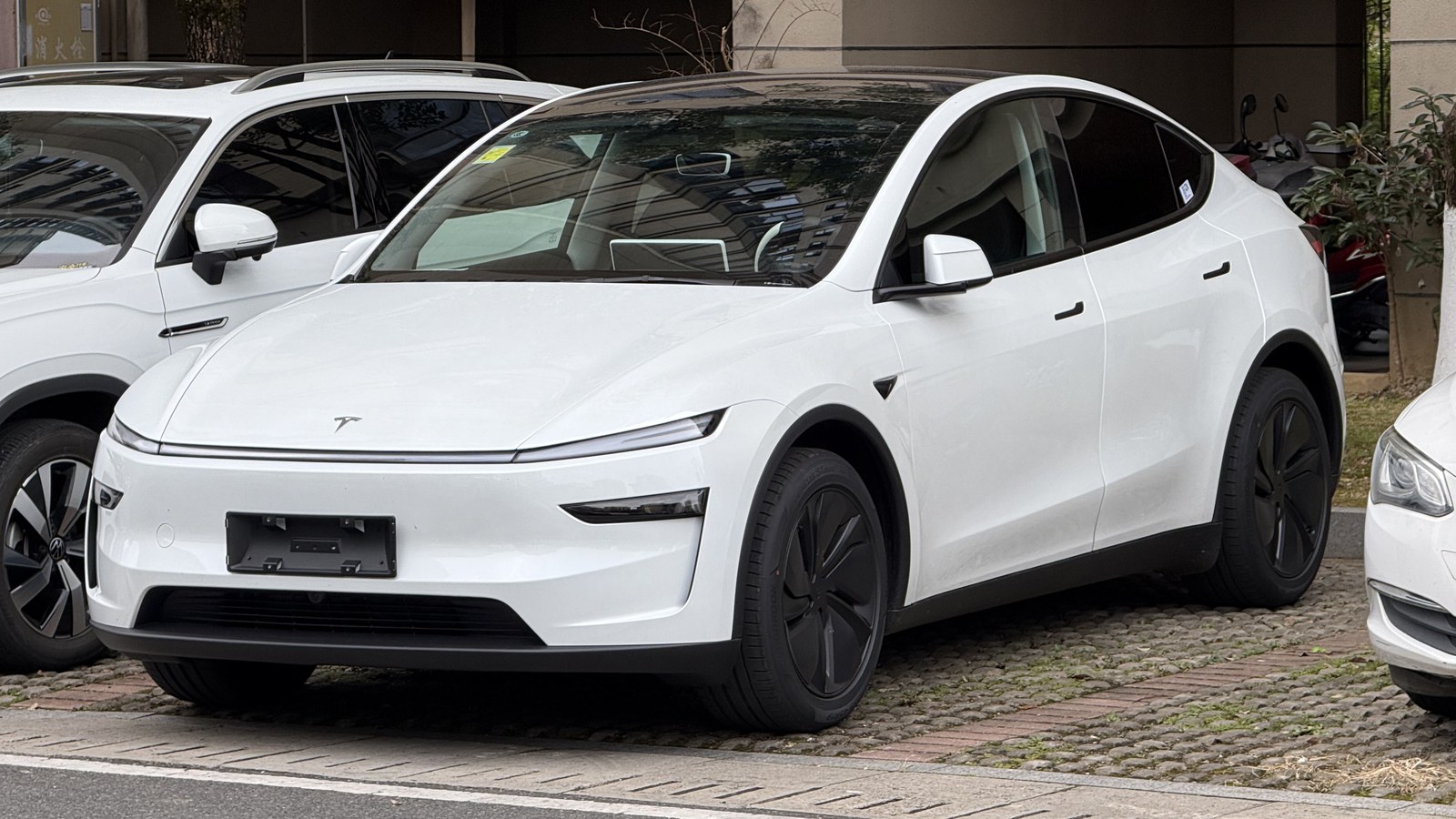 Tesla Model Y w Chinach — dostawy modelu spadły w sierpniu 2026 r. trzeci miesiąc z rzędu