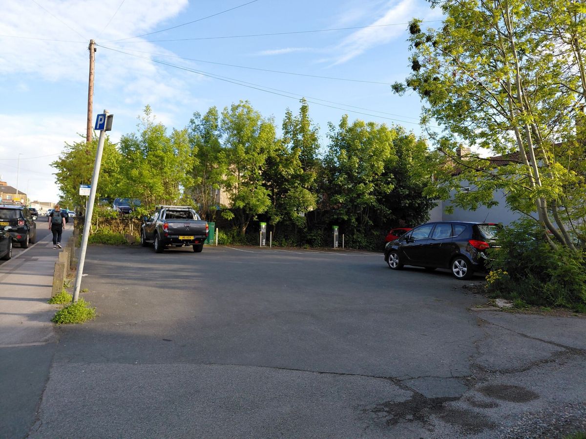 Publiczny punkt ładowania przy drodze w Wielkiej Brytanii — rozbudowa sieci ładowania