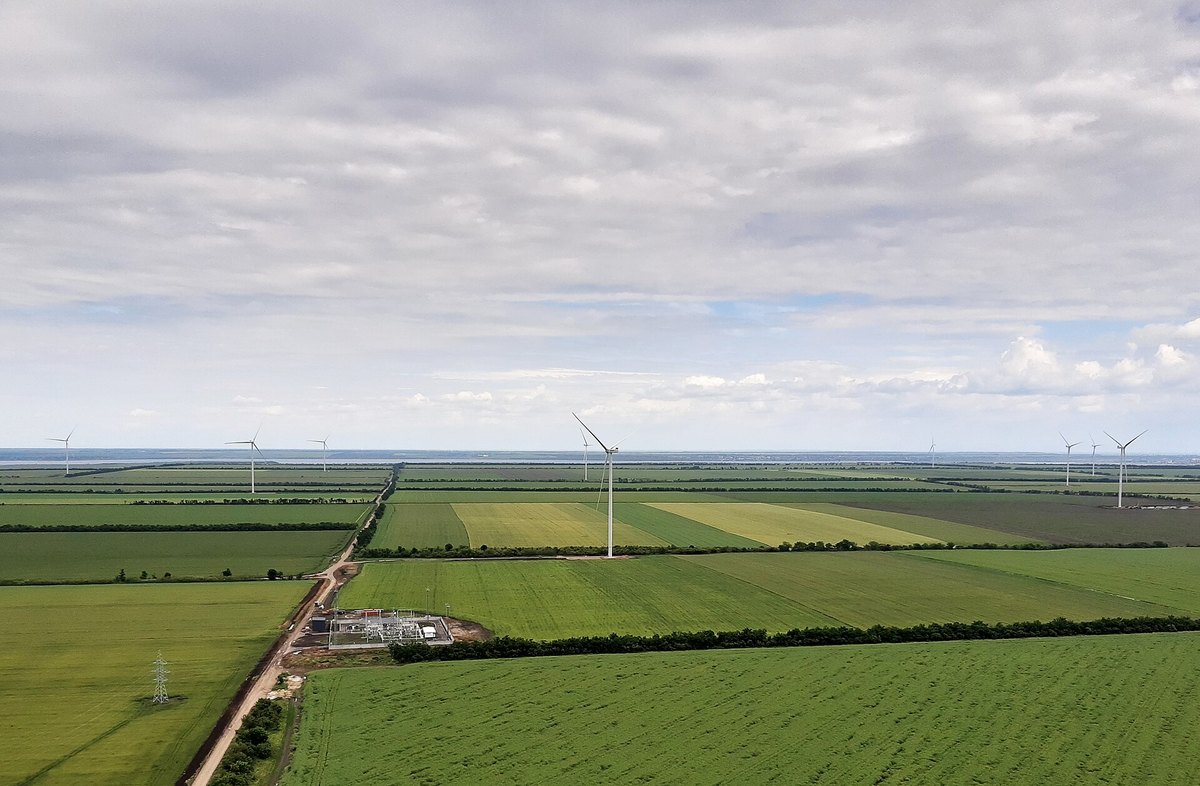 Farma wiatrowa z turbinami Nordex Delta4000 i stacją transformatorową, widok z lotu ptaka