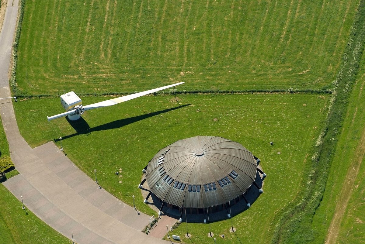 Turbiny wiatrowe w krajobrazie północnych Niemiec nad Morzem Północnym
